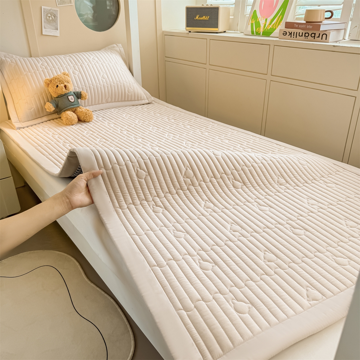 91家纺网 家纺一手货源 找家纺 雯豆家纺 2025新款学生宿舍夹棉床褥薄垫子上下铺床单人床护垫 爱心熊-床褥款奶咖