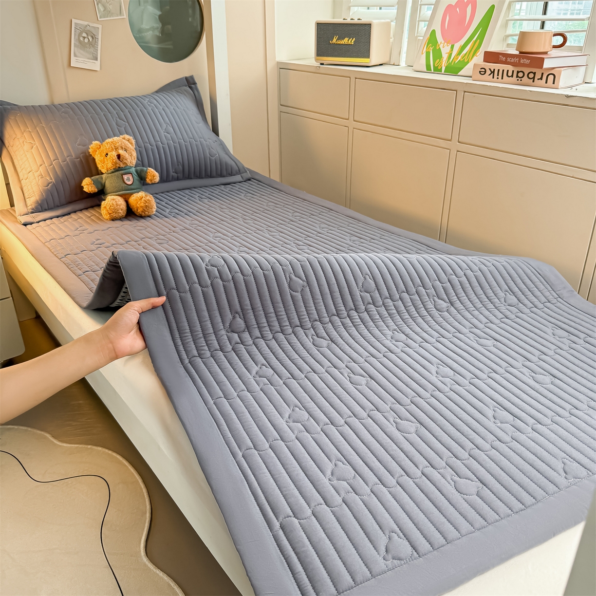 91家纺网 家纺一手货源 找家纺 雯豆家纺 2025新款学生宿舍夹棉床褥薄垫子上下铺床单人床护垫 爱心熊-床褥款深空灰