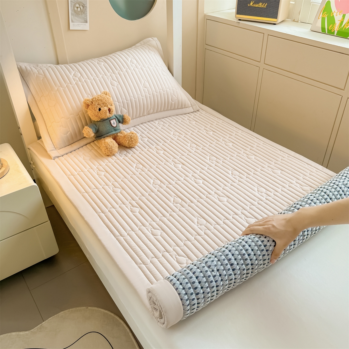 91家纺网 家纺一手货源 找家纺 雯豆家纺 2025新款学生宿舍夹棉床褥薄垫子上下铺床单人床护垫 爱心熊-床褥款奶咖