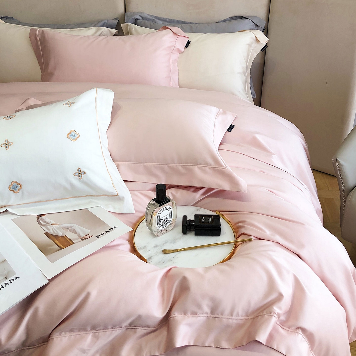 91家纺网 家纺一手货源 找家纺 乐美家纺 2025新款A类100支—简爱系列埋线工艺四件套 露娜粉