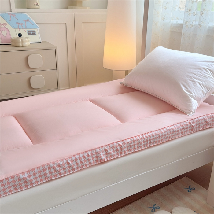 91家纺网 家纺一手货源 找家纺 默忆 2025新款水洗棉抗菌床垫千鸟格系列 千鸟格-粉色