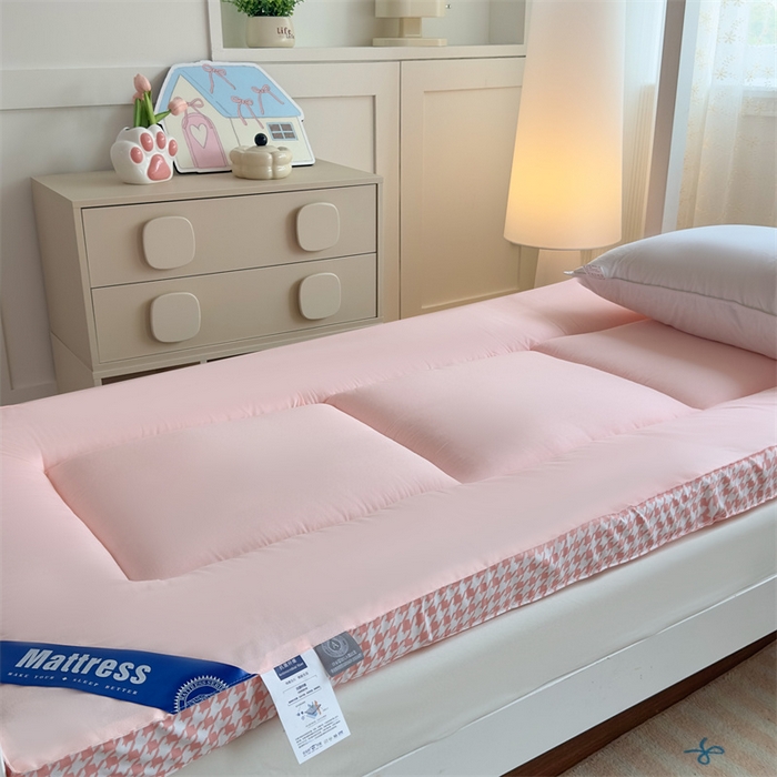 91家纺网 家纺一手货源 找家纺 默忆 2025新款水洗棉抗菌床垫千鸟格系列 千鸟格-粉色