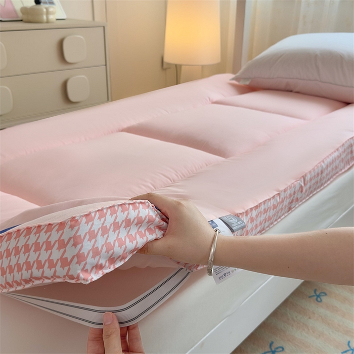 91家纺网 家纺一手货源 找家纺 默忆 2025新款水洗棉抗菌床垫千鸟格系列 千鸟格-粉色