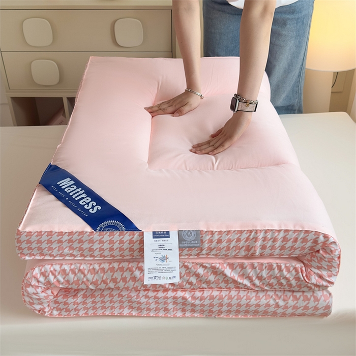 91家纺网 家纺一手货源 找家纺 默忆 2025新款水洗棉抗菌床垫千鸟格系列 千鸟格-粉色