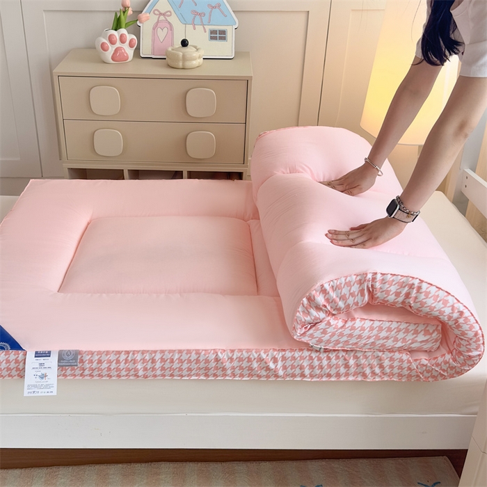 91家纺网 家纺一手货源 找家纺 默忆 2025新款水洗棉抗菌床垫千鸟格系列 千鸟格-粉色