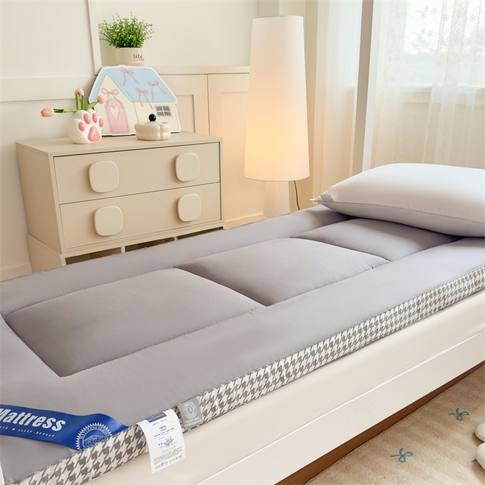 91家纺网 家纺一手货源 找家纺 默忆 2025新款水洗棉抗菌床垫千鸟格系列 千鸟格-灰色