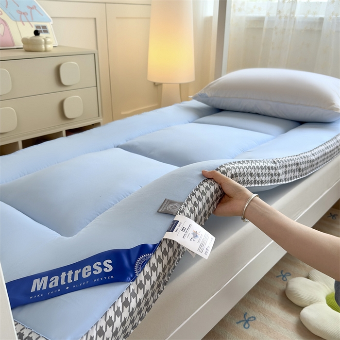 91家纺网 家纺一手货源 找家纺 默忆 2025新款水洗棉抗菌床垫千鸟格系列 千鸟格-蓝色