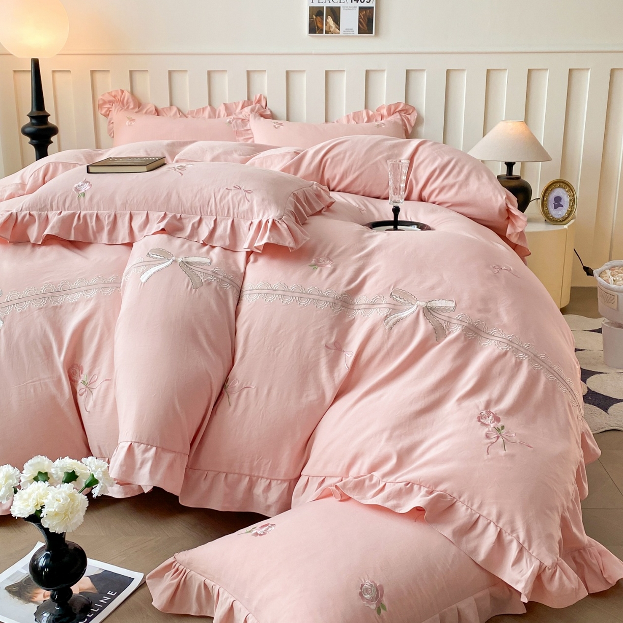 91家纺网 家纺一手货源 找家纺 大麦乐田 2025爆款韩版法式 满版刺绣大宽花边吊边款四件套 浪漫玫瑰 粉