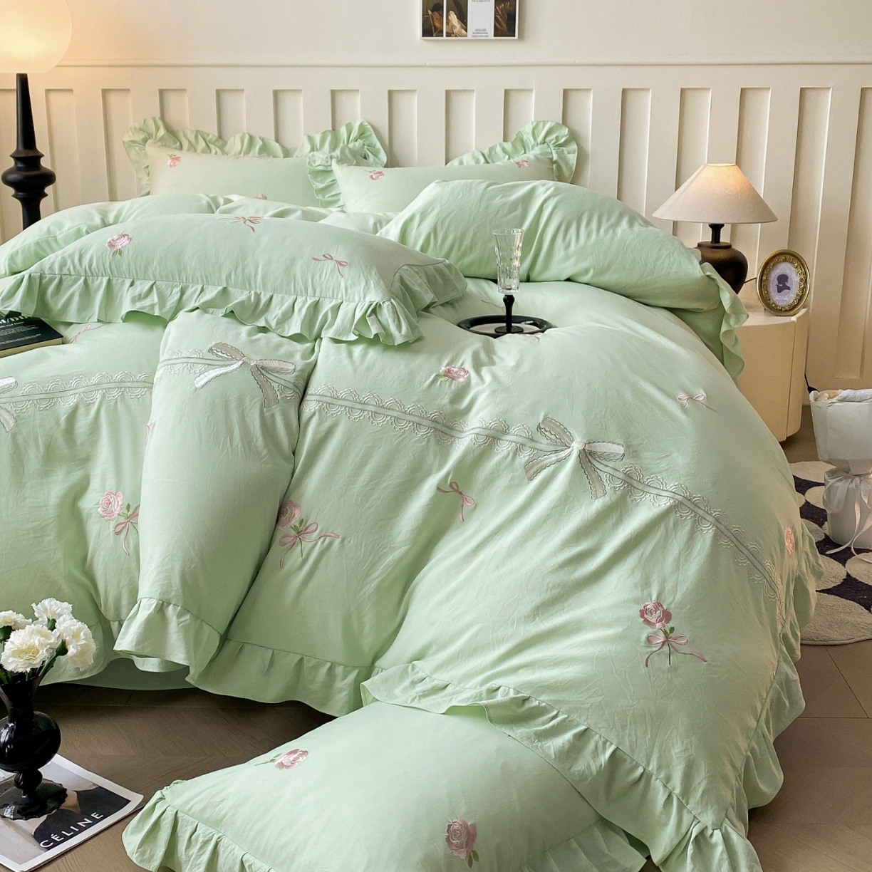 91家纺网 家纺一手货源 找家纺 （总）大麦乐田 2025爆款韩版法式 满版刺绣大宽花边吊边款四件套