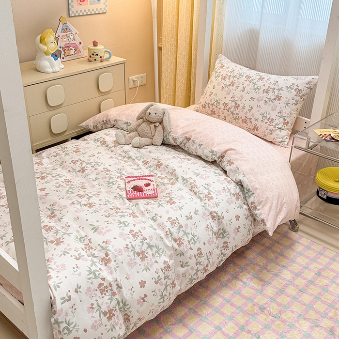 91家纺网 家纺一手货源 找家纺 （总）小懒猪 2025新款ins风小红书同款卡通小清新13372全棉纯棉AB版学生上下铺三件套