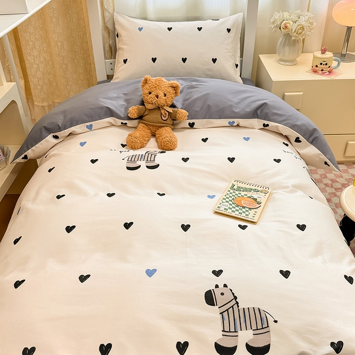 91家纺网 家纺一手货源 找家纺 小懒猪 2025新款ins风小红书同款卡通小清新13372全棉纯棉AB版学生上下铺三件套 木马情缘