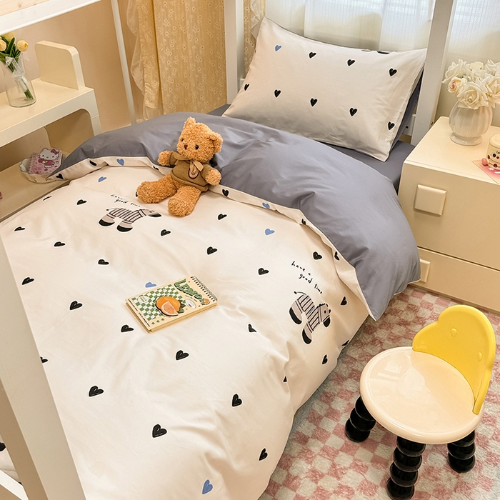 91家纺网 家纺一手货源 找家纺 小懒猪 2025新款ins风小红书同款卡通小清新13372全棉纯棉AB版学生上下铺三件套 木马情缘