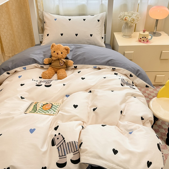 91家纺网 家纺一手货源 找家纺 小懒猪 2025新款ins风小红书同款卡通小清新13372全棉纯棉AB版学生上下铺三件套 木马情缘