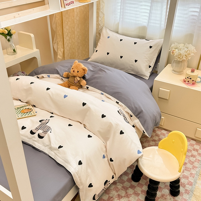 91家纺网 家纺一手货源 找家纺 小懒猪 2025新款ins风小红书同款卡通小清新13372全棉纯棉AB版学生上下铺三件套 木马情缘