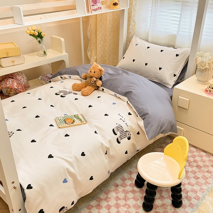 91家纺网 家纺一手货源 找家纺 小懒猪 2025新款ins风小红书同款卡通小清新13372全棉纯棉AB版学生上下铺三件套 木马情缘