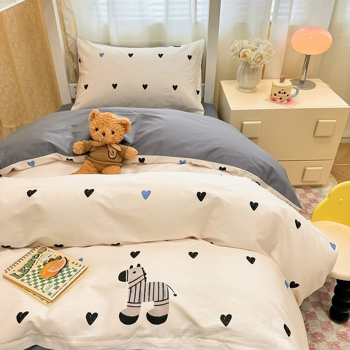 91家纺网 家纺一手货源 找家纺 小懒猪 2025新款ins风小红书同款卡通小清新13372全棉纯棉AB版学生上下铺三件套 木马情缘