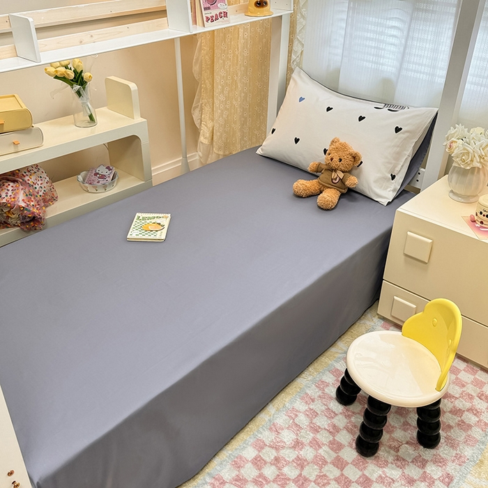 91家纺网 家纺一手货源 找家纺 小懒猪 2025新款ins风小红书同款卡通小清新13372全棉纯棉AB版学生上下铺三件套 木马情缘