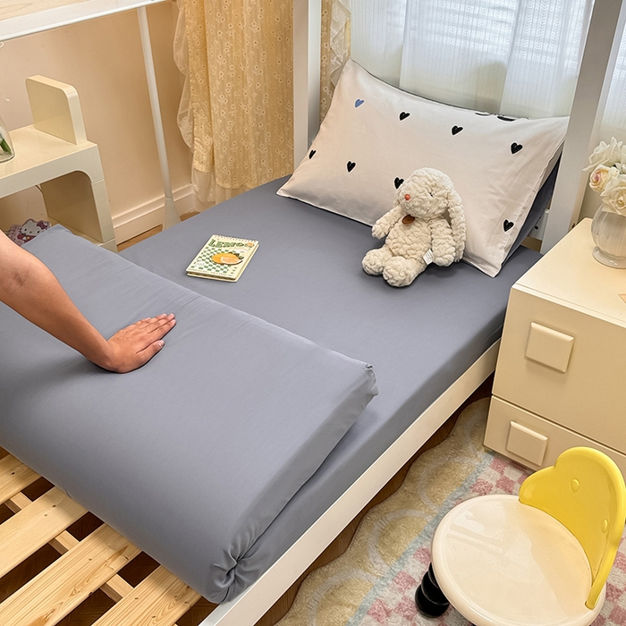 91家纺网 家纺一手货源 找家纺 小懒猪 2025新款ins风小红书同款卡通小清新13372全棉纯棉AB版学生上下铺三件套 木马情缘