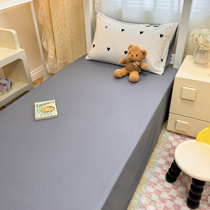 91家纺网 家纺一手货源 找家纺 小懒猪 2025新款ins风小红书同款卡通小清新13372全棉纯棉AB版学生上下铺三件套 木马情缘