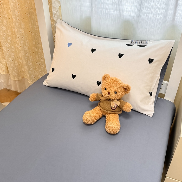 91家纺网 家纺一手货源 找家纺 小懒猪 2025新款ins风小红书同款卡通小清新13372全棉纯棉AB版学生上下铺三件套 木马情缘