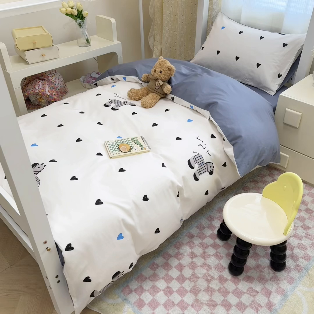 91家纺网 家纺一手货源 找家纺 小懒猪 2025新款ins风小红书同款卡通小清新13372全棉纯棉AB版学生上下铺三件套 木马情缘