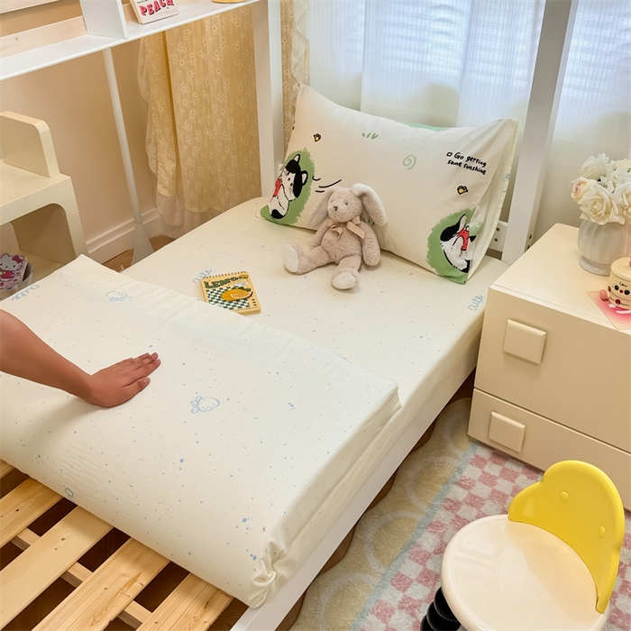 91家纺网 家纺一手货源 找家纺 小懒猪 2025新款ins风小红书同款卡通小清新13372全棉纯棉AB版学生上下铺三件套 淘气喵