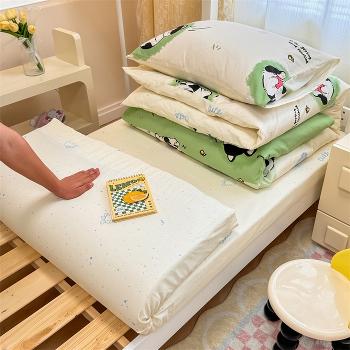 91家纺网 家纺一手货源 找家纺 小懒猪 2025新款ins风小红书同款卡通小清新13372全棉纯棉AB版学生上下铺三件套 淘气喵