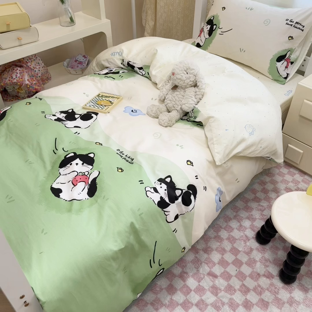 91家纺网 家纺一手货源 找家纺 小懒猪 2025新款ins风小红书同款卡通小清新13372全棉纯棉AB版学生上下铺三件套 淘气喵