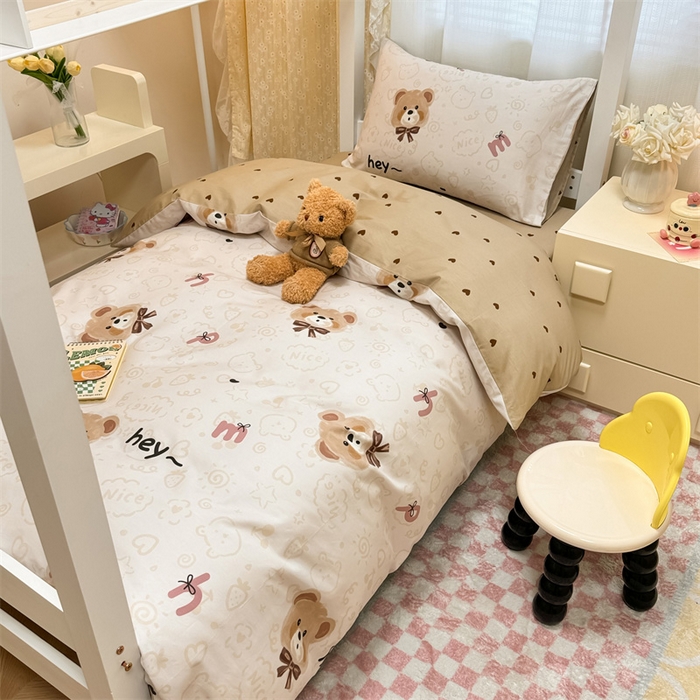 91家纺网 家纺一手货源 找家纺 小懒猪 2025新款ins风小红书同款卡通小清新13372全棉纯棉AB版学生上下铺三件套 小棕熊