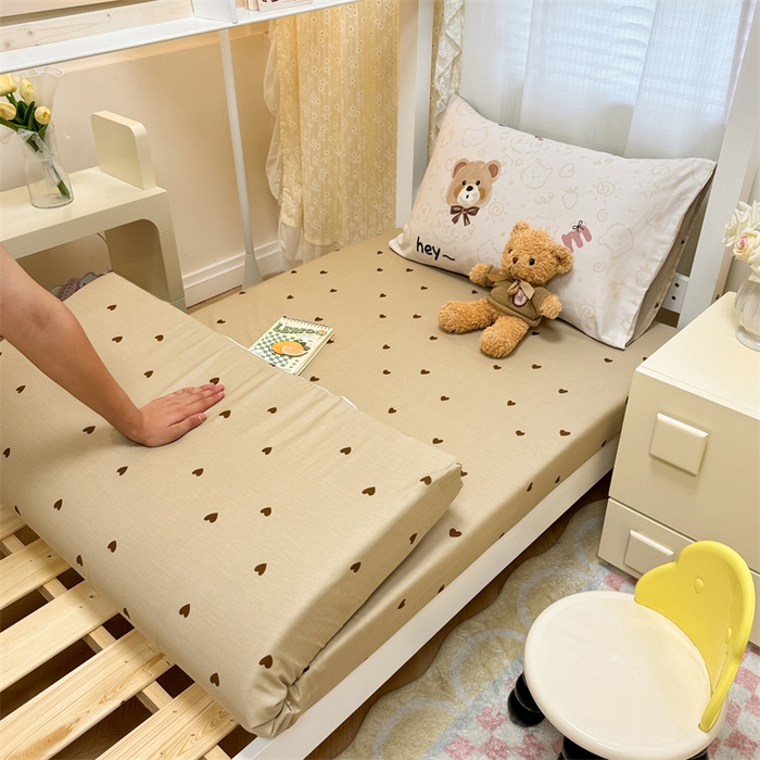 91家纺网 家纺一手货源 找家纺 小懒猪 2025新款ins风小红书同款卡通小清新13372全棉纯棉AB版学生上下铺三件套 小棕熊