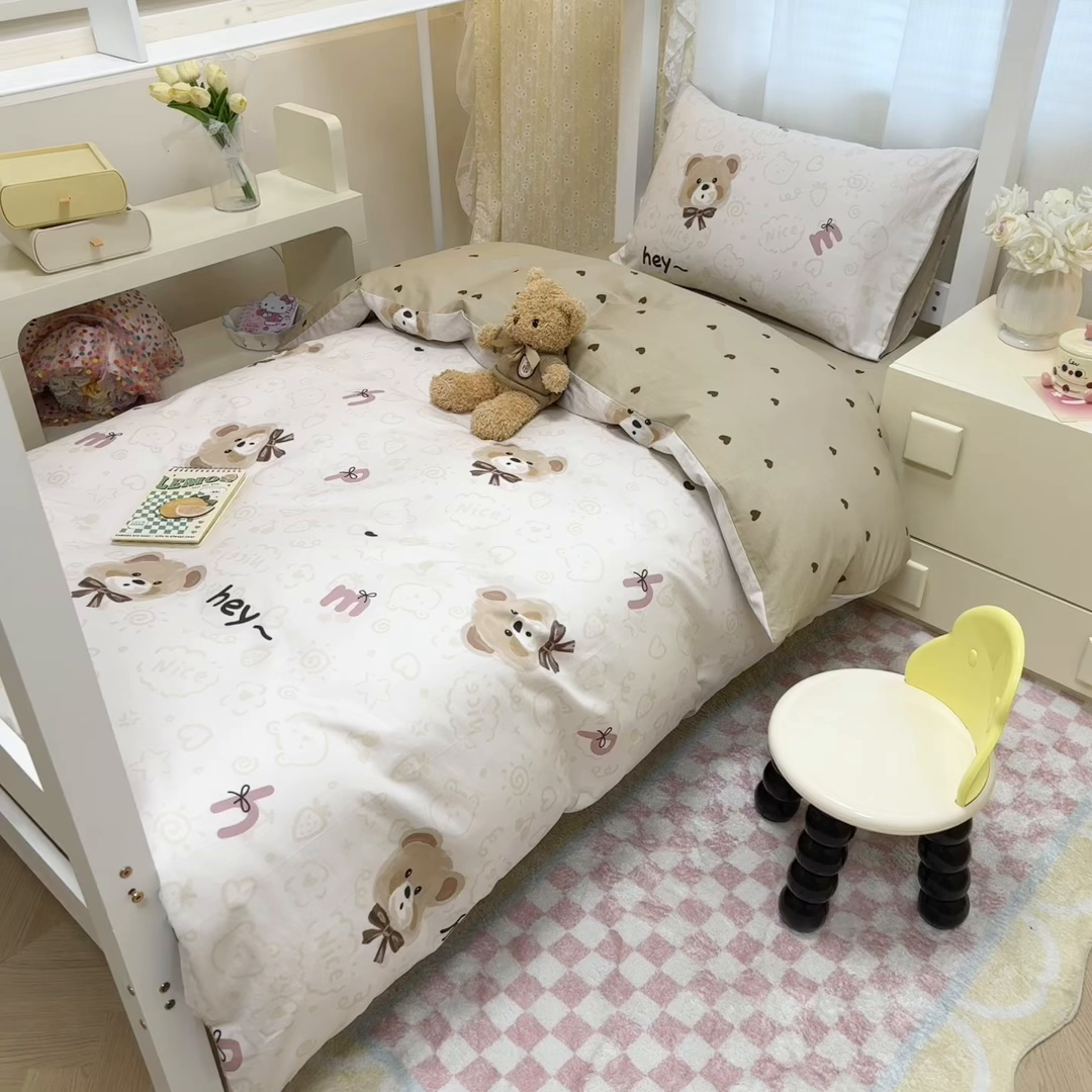 91家纺网 家纺一手货源 找家纺 小懒猪 2025新款ins风小红书同款卡通小清新13372全棉纯棉AB版学生上下铺三件套 小棕熊