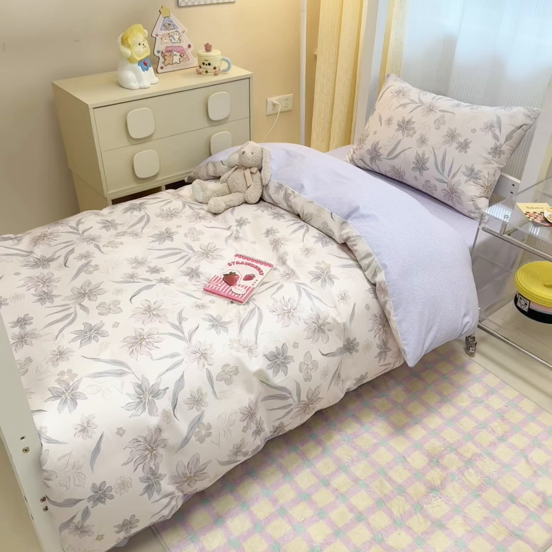 91家纺网 家纺一手货源 找家纺 小懒猪 2025新款ins风小红书同款卡通小清新13372全棉纯棉AB版学生上下铺三件套 茶色花眠