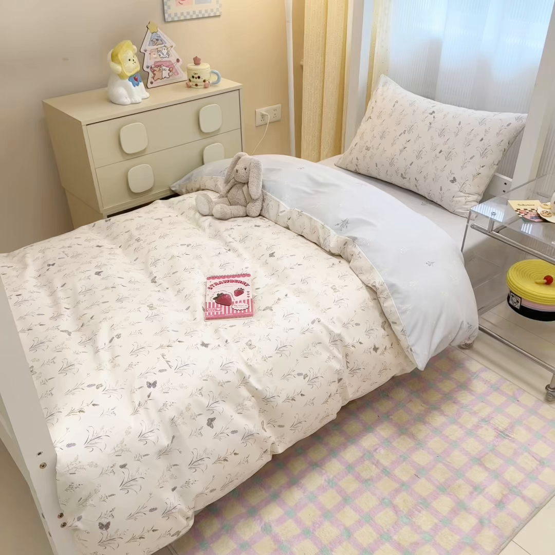 91家纺网 家纺一手货源 找家纺 小懒猪 2025新款ins风小红书同款卡通小清新13372全棉纯棉AB版学生上下铺三件套 蝶恋花