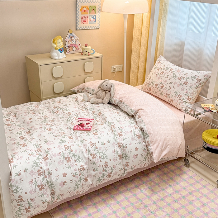 91家纺网 家纺一手货源 找家纺 小懒猪 2025新款ins风小红书同款卡通小清新13372全棉纯棉AB版学生上下铺三件套 浮花薇