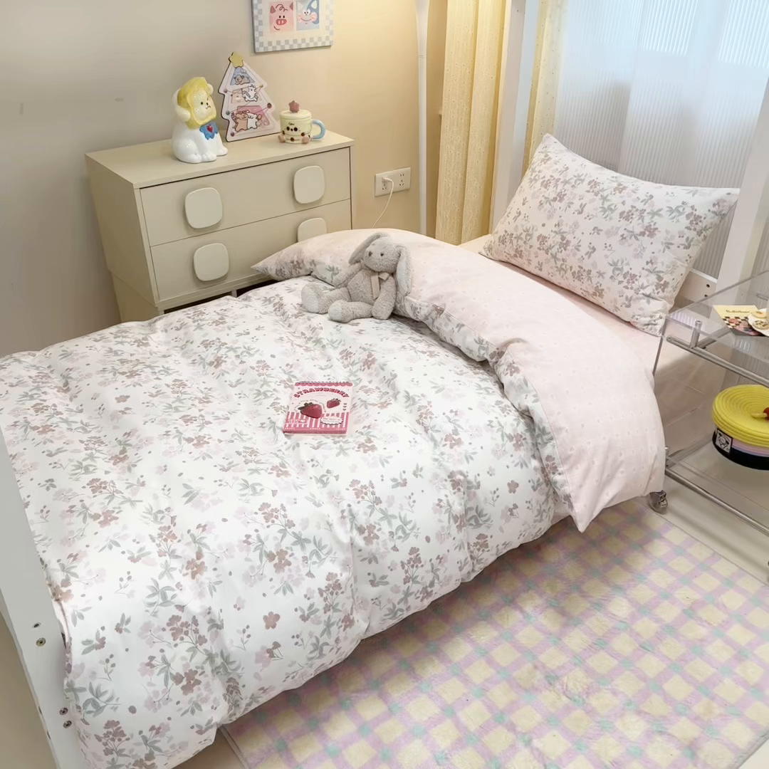 91家纺网 家纺一手货源 找家纺 小懒猪 2025新款ins风小红书同款卡通小清新13372全棉纯棉AB版学生上下铺三件套 浮花薇