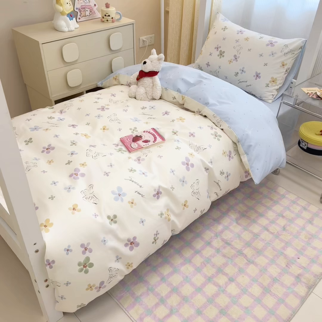 91家纺网 家纺一手货源 找家纺 小懒猪 2025新款ins风小红书同款卡通小清新13372全棉纯棉AB版学生上下铺三件套 花蝶梦语