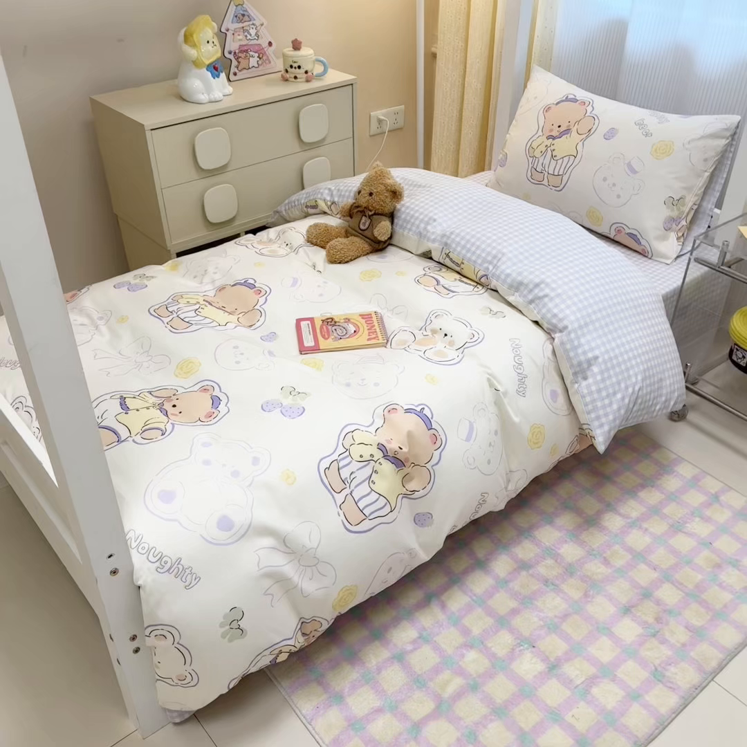91家纺网 家纺一手货源 找家纺 小懒猪 2025新款ins风小红书同款卡通小清新13372全棉纯棉AB版学生上下铺三件套 蜜果熊乐