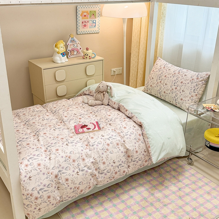 91家纺网 家纺一手货源 找家纺 小懒猪 2025新款ins风小红书同款卡通小清新13372全棉纯棉AB版学生上下铺三件套 浅花枝香