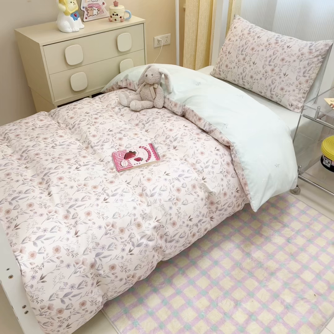 91家纺网 家纺一手货源 找家纺 小懒猪 2025新款ins风小红书同款卡通小清新13372全棉纯棉AB版学生上下铺三件套 浅花枝香