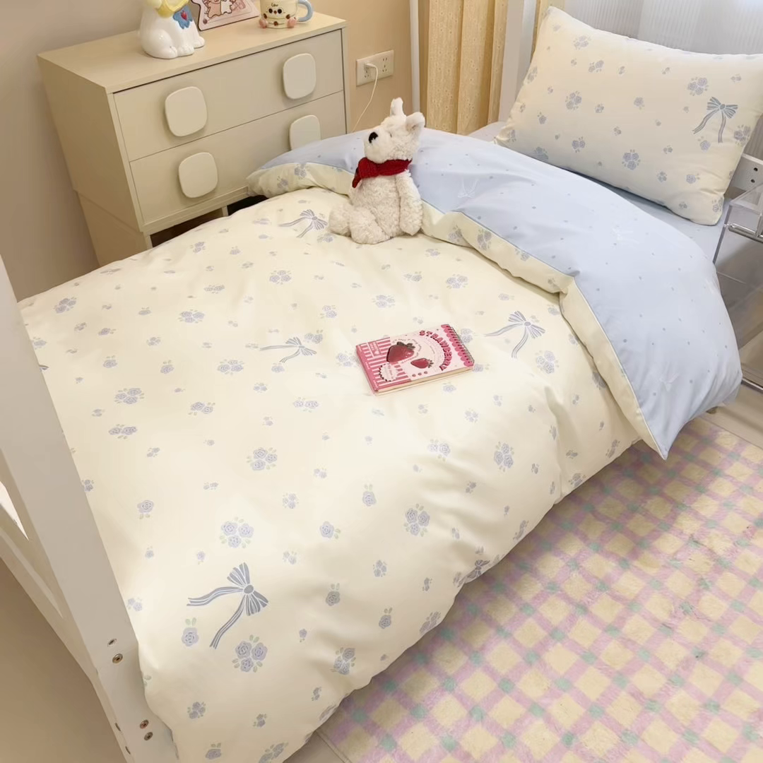 91家纺网 家纺一手货源 找家纺 小懒猪 2025新款ins风小红书同款卡通小清新13372全棉纯棉AB版学生上下铺三件套 清柔漫漫