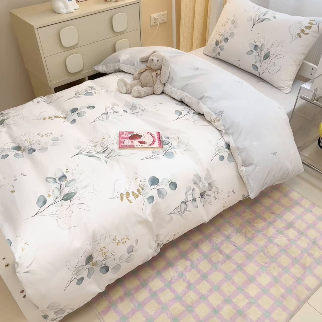 91家纺网 家纺一手货源 找家纺 小懒猪 2025新款ins风小红书同款卡通小清新13372全棉纯棉AB版学生上下铺三件套 枝蔓云舒