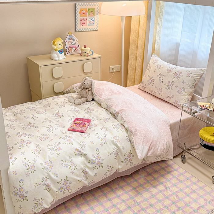 91家纺网 家纺一手货源 找家纺 小懒猪 2025新款ins风小红书同款卡通小清新13372全棉纯棉AB版学生上下铺三件套 紫婉花漾