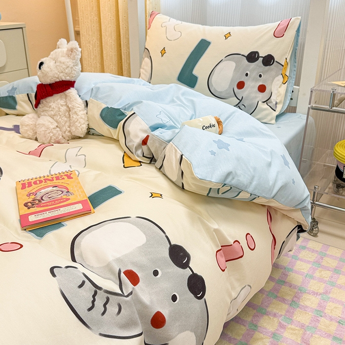 91家纺网 家纺一手货源 找家纺 小懒猪 2025新款ins风小红书同款卡通小清新13372全棉纯棉AB版学生上下铺三件套 字母小象