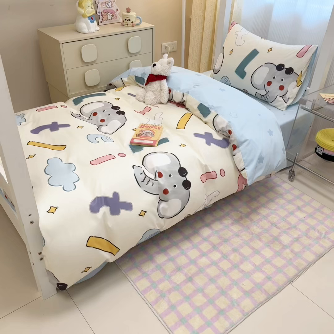 91家纺网 家纺一手货源 找家纺 小懒猪 2025新款ins风小红书同款卡通小清新13372全棉纯棉AB版学生上下铺三件套 字母小象