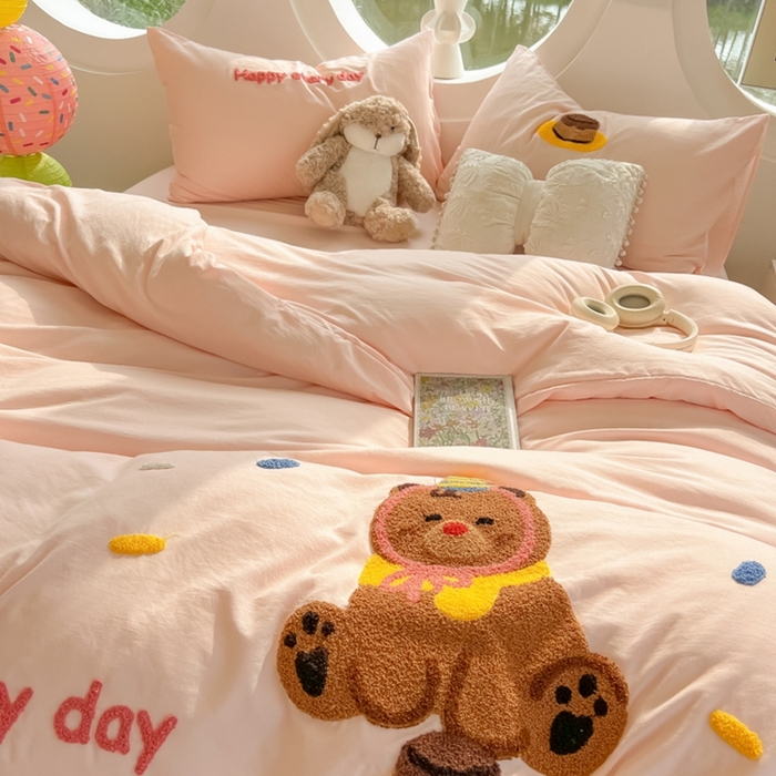 91家纺网 家纺一手货源 找家纺 韩巢家纺 2025新款毛巾绣四件套超柔水洗棉学生宿舍床上三件套（提供卖家秀） 心愿小熊