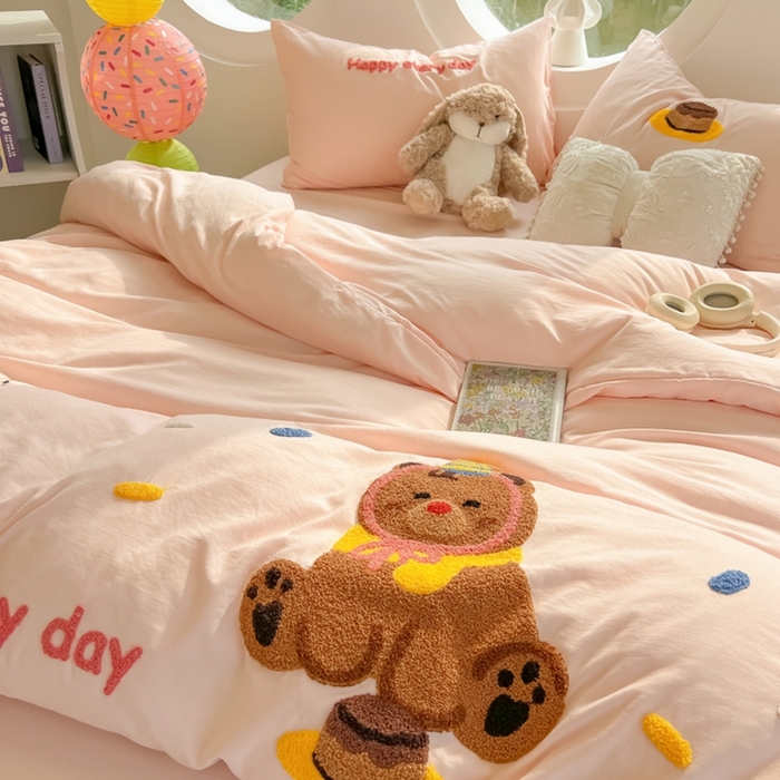 91家纺网 家纺一手货源 找家纺 韩巢家纺 2025新款毛巾绣四件套超柔水洗棉学生宿舍床上三件套（提供卖家秀） 心愿小熊