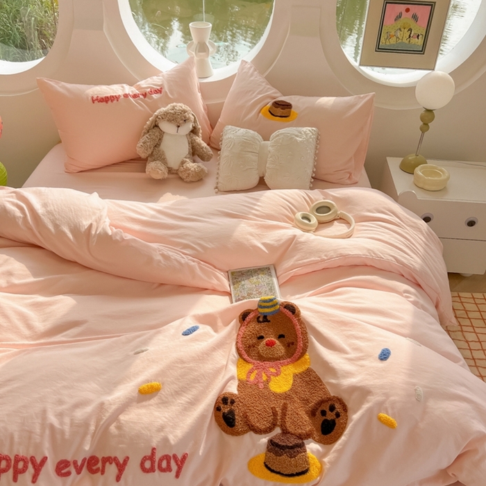 91家纺网 家纺一手货源 找家纺 韩巢家纺 2025新款毛巾绣四件套超柔水洗棉学生宿舍床上三件套（提供卖家秀） 心愿小熊