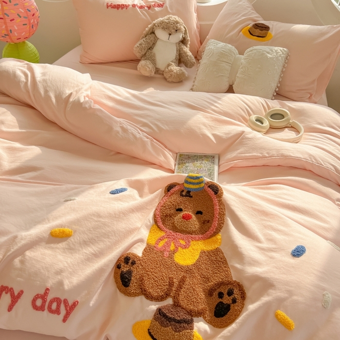 91家纺网 家纺一手货源 找家纺 韩巢家纺 2025新款毛巾绣四件套超柔水洗棉学生宿舍床上三件套（提供卖家秀） 心愿小熊