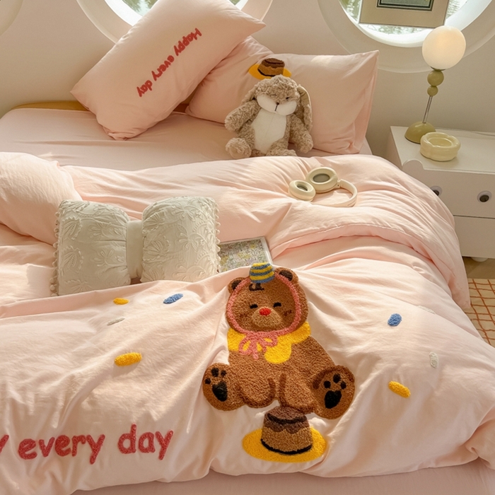 91家纺网 家纺一手货源 找家纺 韩巢家纺 2025新款毛巾绣四件套超柔水洗棉学生宿舍床上三件套（提供卖家秀） 心愿小熊