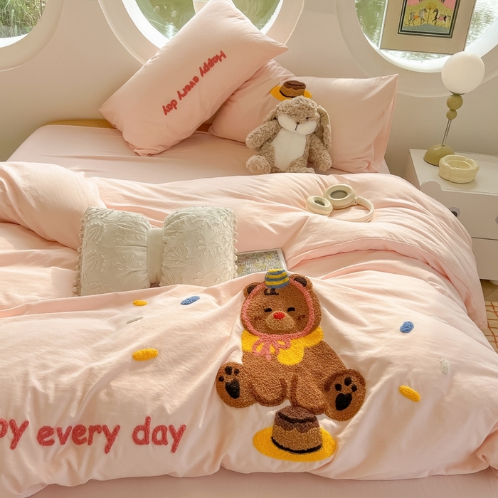 91家纺网 家纺一手货源 找家纺 韩巢家纺 2025新款毛巾绣四件套超柔水洗棉学生宿舍床上三件套（提供卖家秀） 心愿小熊